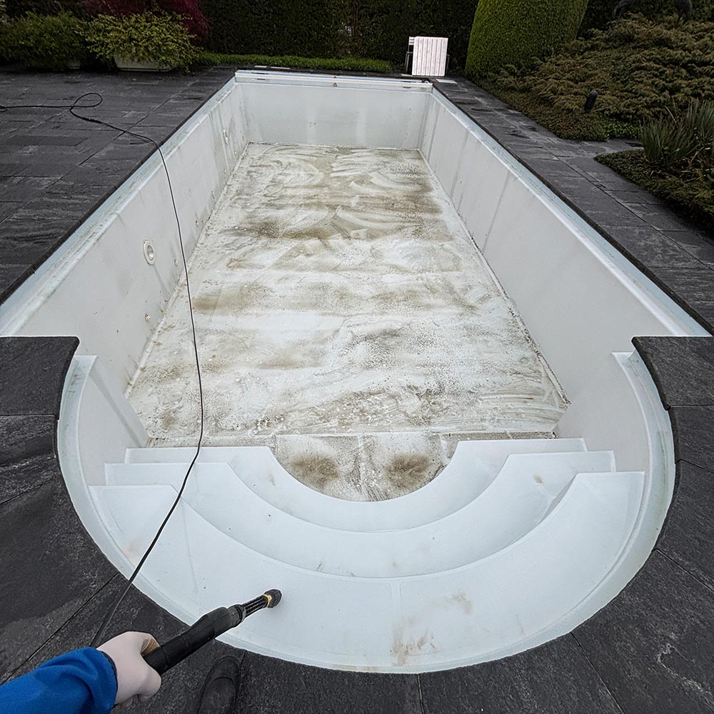 Poolreinigung vorher